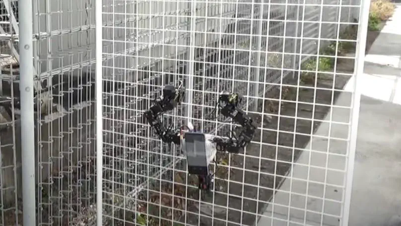 フェンス及び壁面移動ロボット
